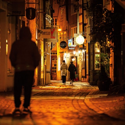 Passanten gehen am späten Abend in einer dunklen Gasse. Nachteulen leiden einer im „Journal of the American Heart Association“ veröffentlichten Studie zufolge häufiger an Herz-Kreislauf-Erkrankungen. (Symbolbild)