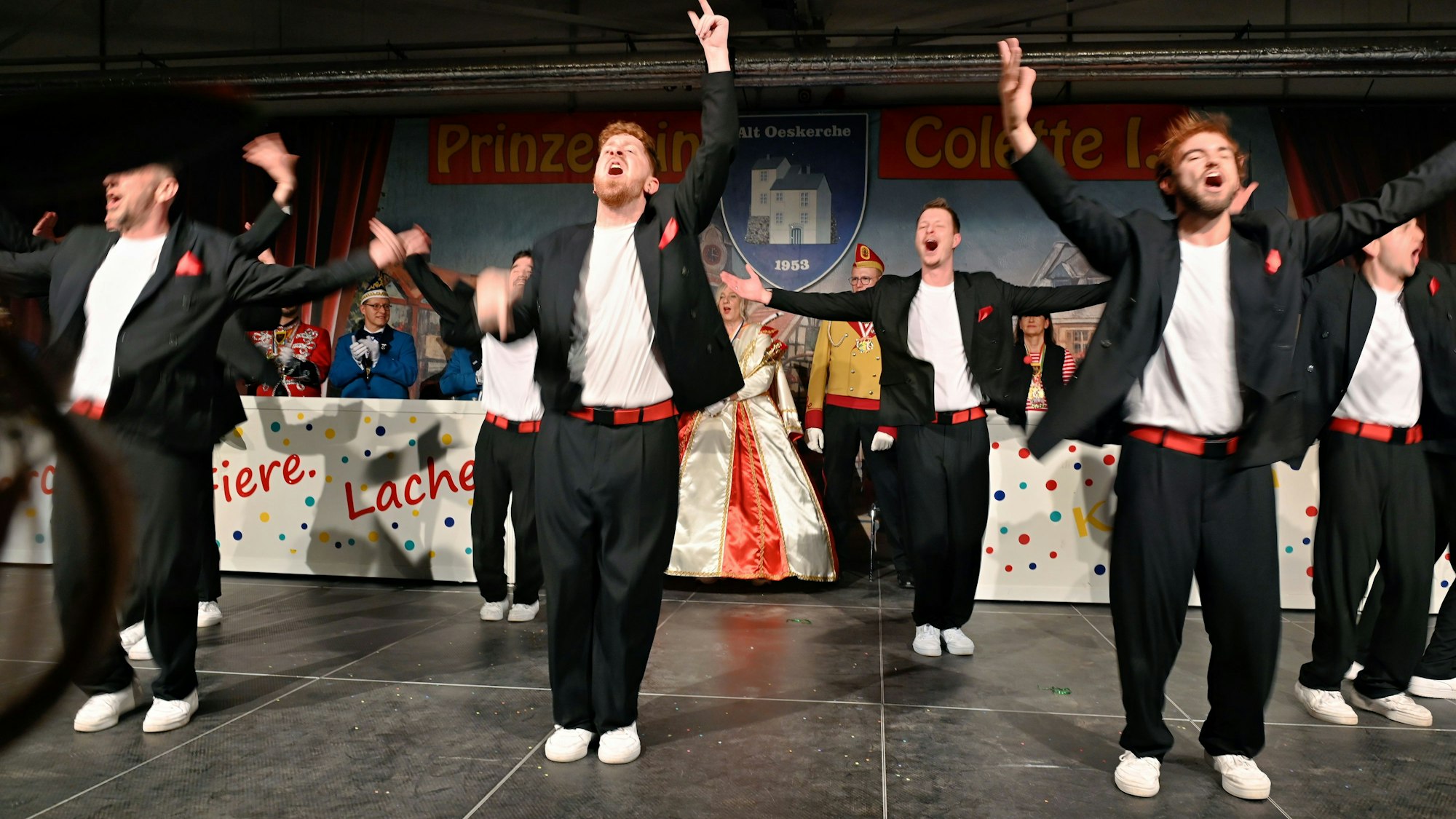 Das Bild zeigt einen Teil der Tänzer der Fauth Dance Company Gentleman.