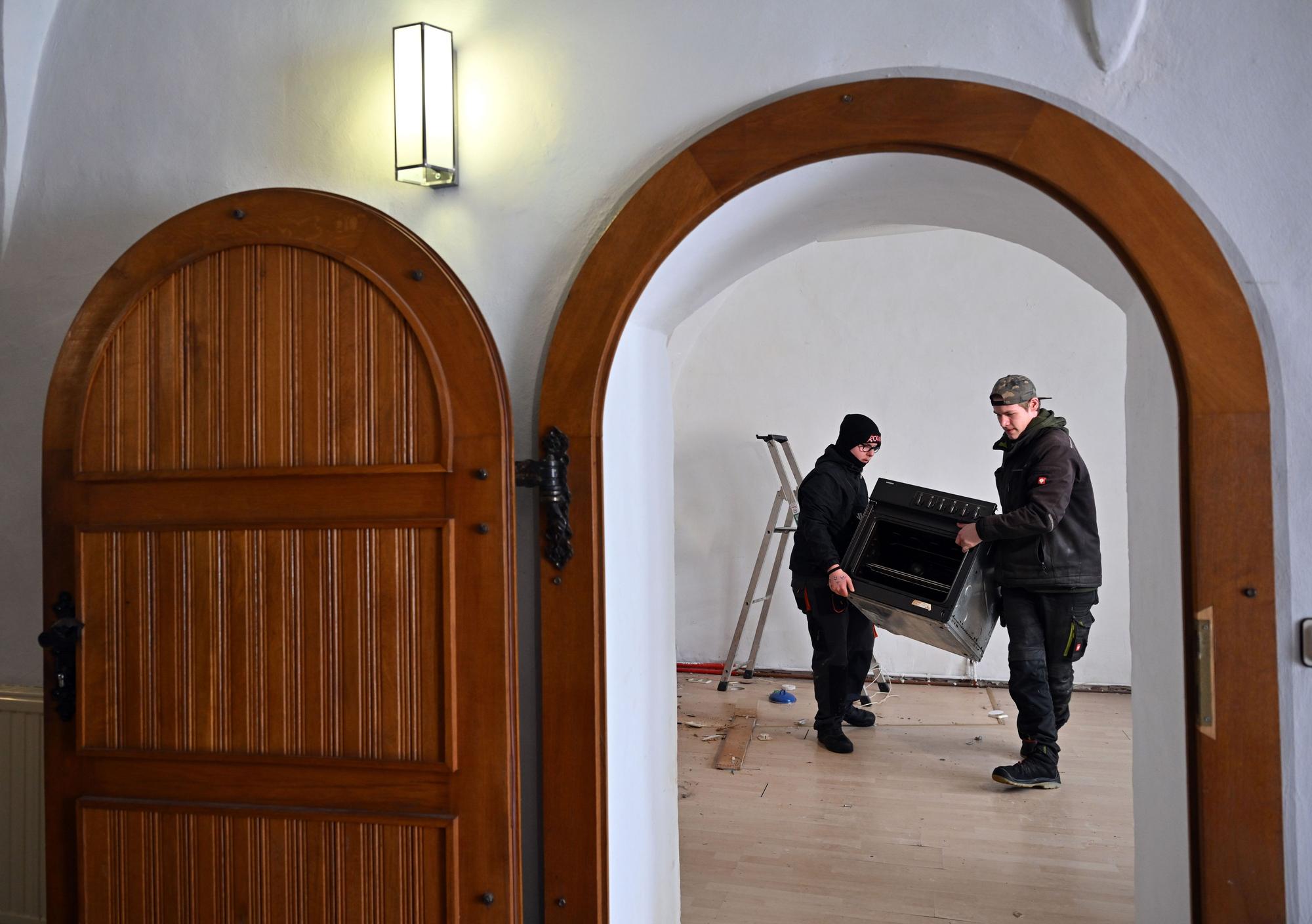 unge Teilnehmer an einem Arbeitsprojekt für Bürgergeldempfänger sind im Schloss Heringen bei Nordhausen tätig. Bürgergeldempfänger unter 25 Jahren werden in Nordhausen dazu verpflichtet, gemeinnützige Arbeit zu leisten.