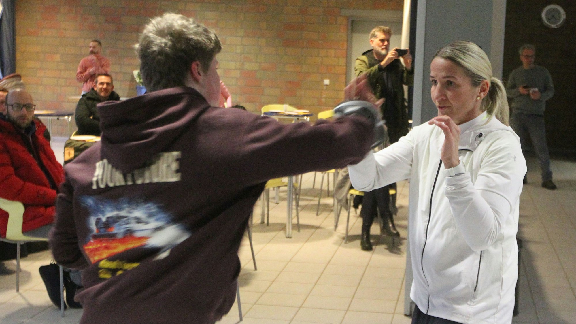 Die sechsfache Weltmeisterin Nikki Adler bei einer Übungseinheit mit einem Schüler.