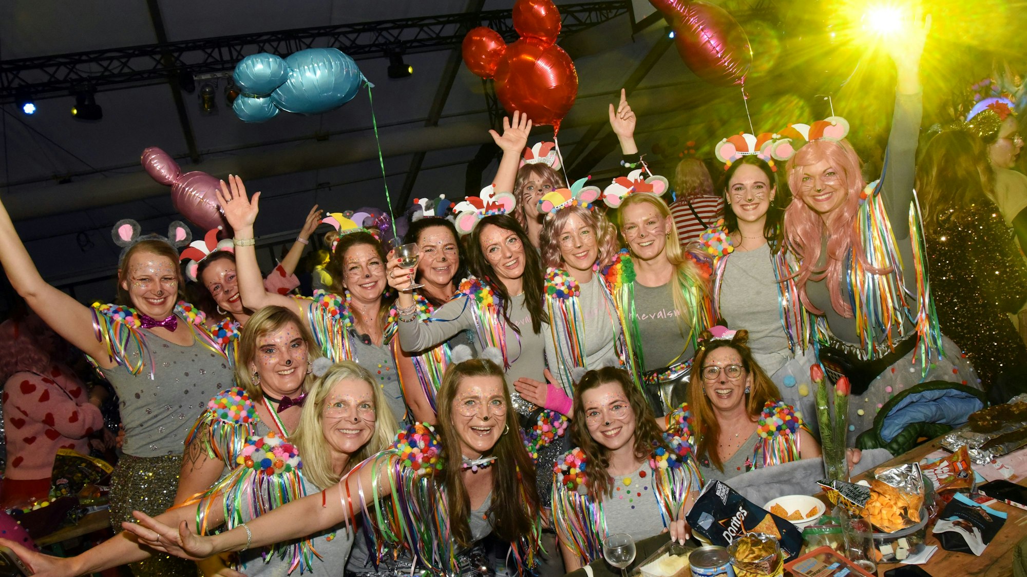 Eine Gruppe aus insgesamt sechzehn Frauen hat sich von dem aktuellen Hit „Karnevalsmaus“ inspirieren lassen und sich als eine solche verkleidet.