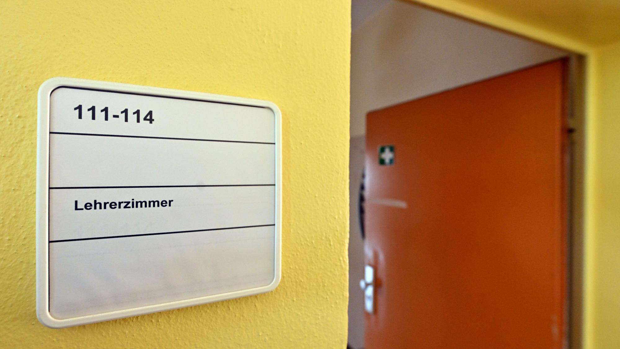 Die Tür zu einem Lehrerzimmer steht offen.