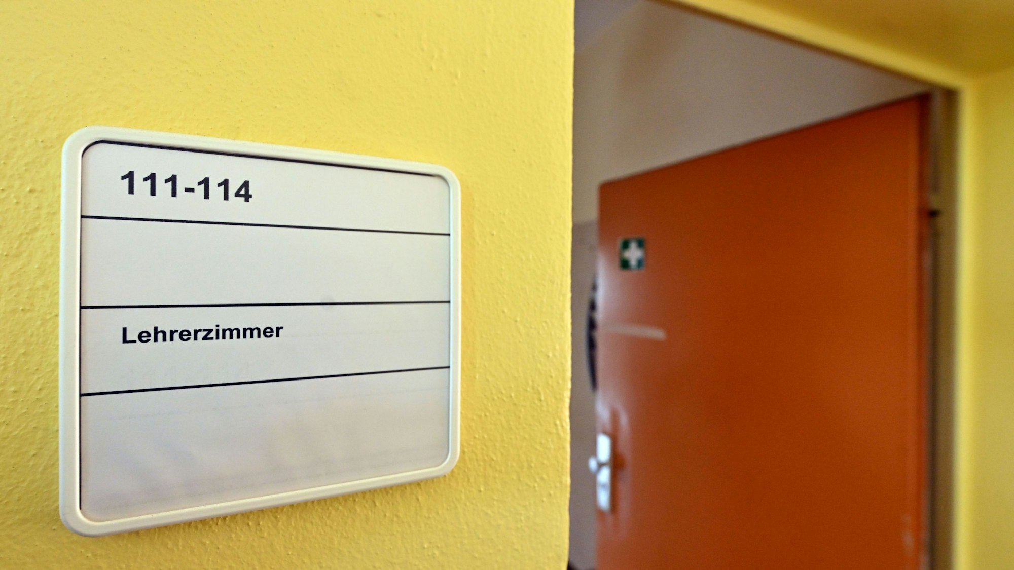 Die Tür zu einem Lehrerzimmer steht offen.