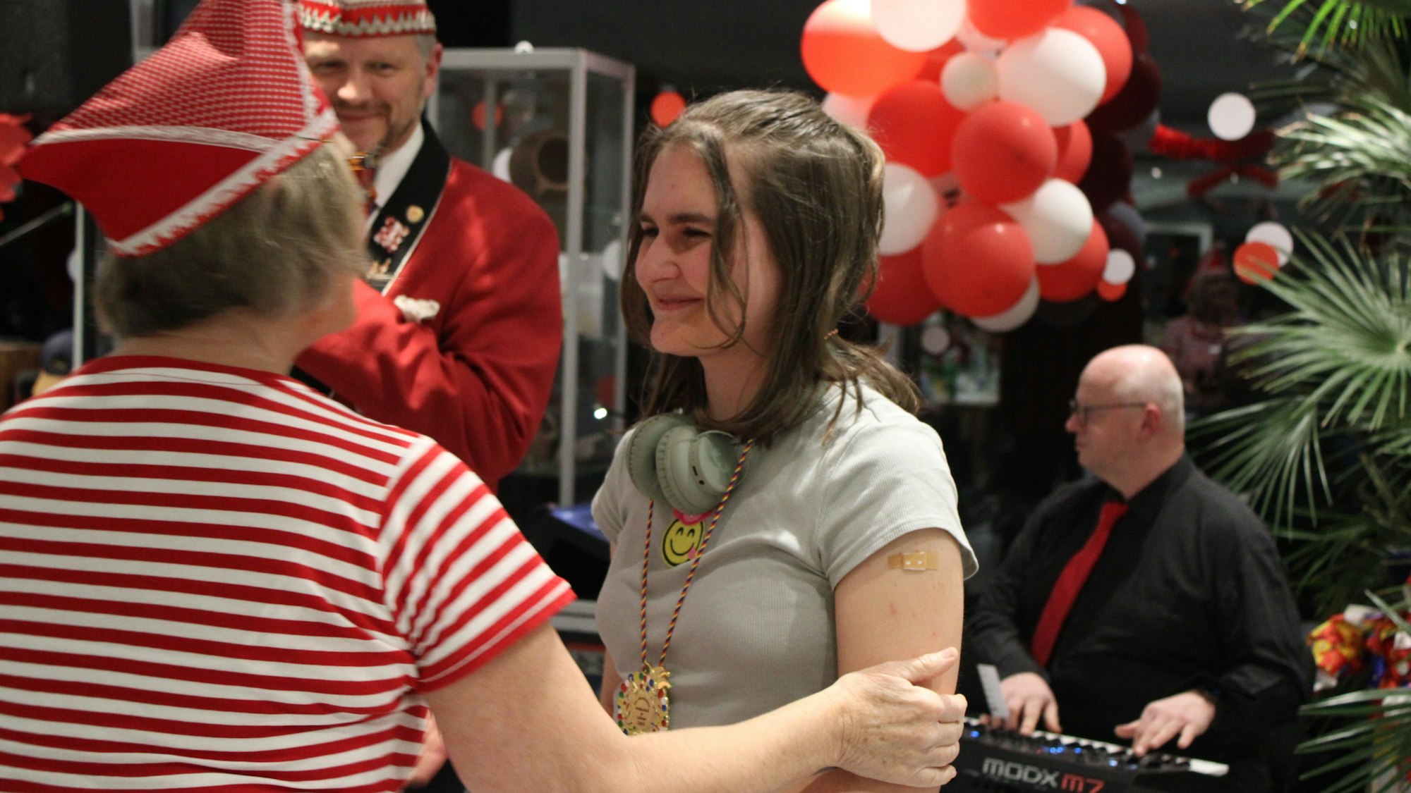 Selina Sysk (22) und Luisa Klüser (21) sind in Lohmar aufgewachsen und treten als "Die Zwei Fründinne" als Büttenrednerinnen auf.