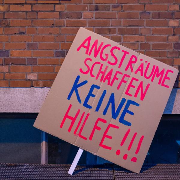 Protestplakat am Infoabend zum geplanten Suchthilfezentrum im Kölner Panteleonsviertel am 20. Januar.