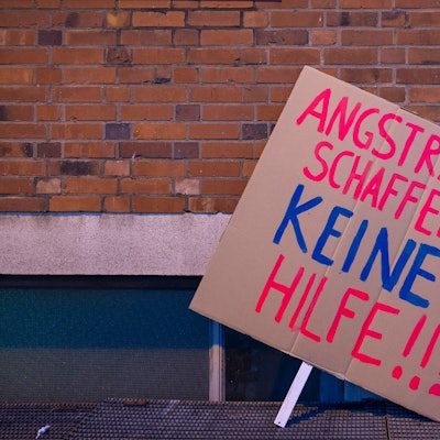 Protestplakat am Infoabend zum geplanten Suchthilfezentrum im Kölner Panteleonsviertel am 20. Januar.