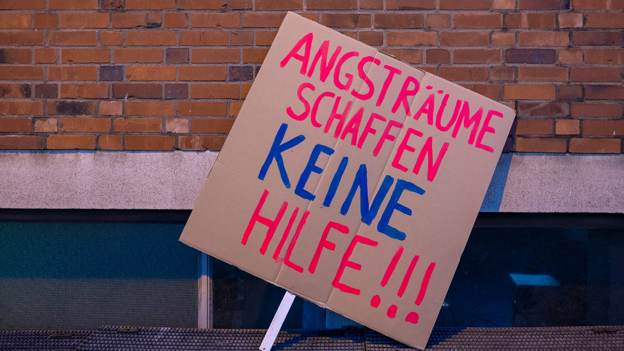 Protestplakat am Infoabend zum geplanten Suchthilfezentrum im Kölner Panteleonsviertel am 20. Januar.