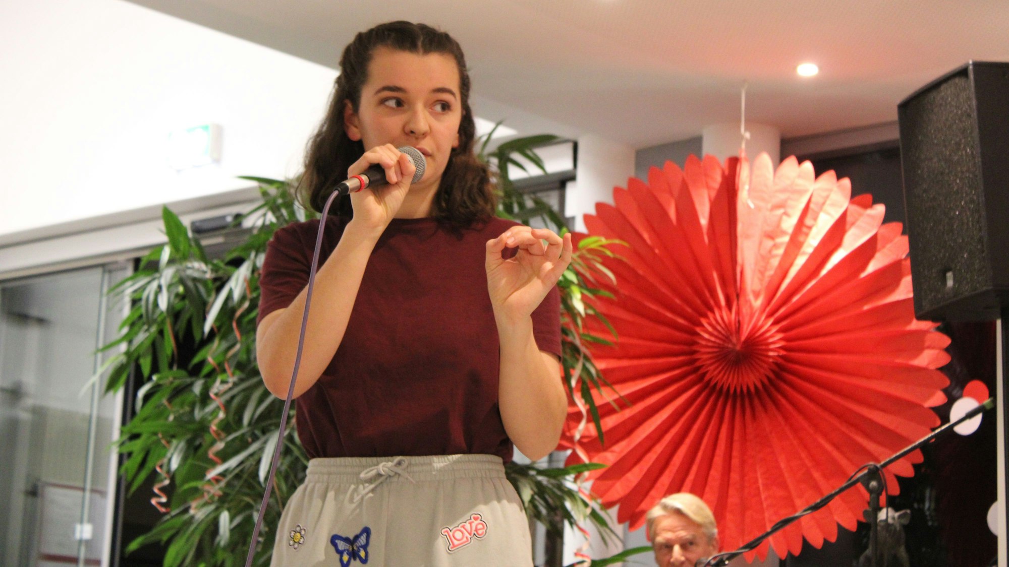 Celina Sysk (22) und Luisa Klüser (21) sind in Lohmar aufgewachsen und treten als "Die Zwei Fründinne" als Büttenrednerinnen auf.