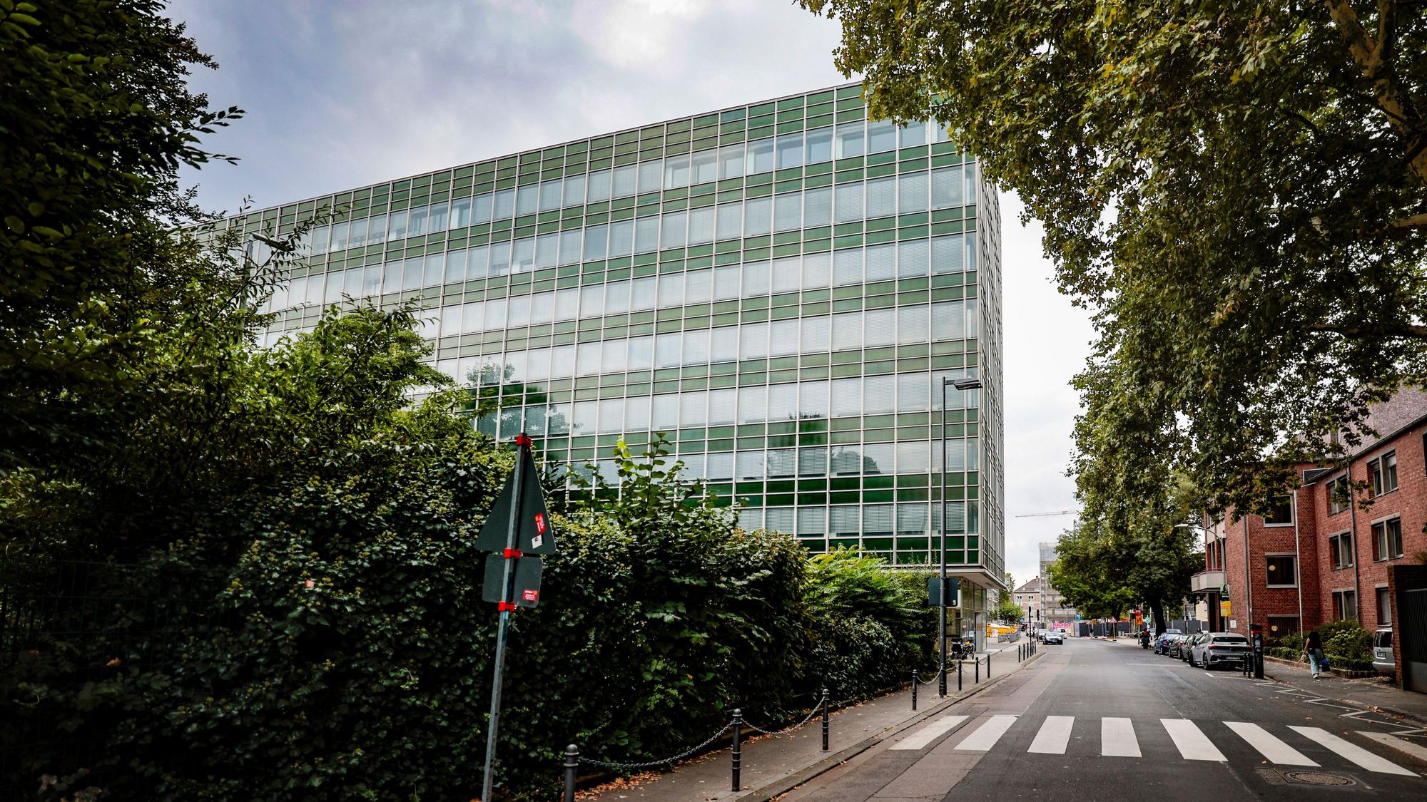 Die Stadt Köln hat die frühere Kaufhof-Zentrale bereits 2022 gemietet. Nach dem Umbau sollen erste Bereiche nun Ende 2026 übergeben werden.