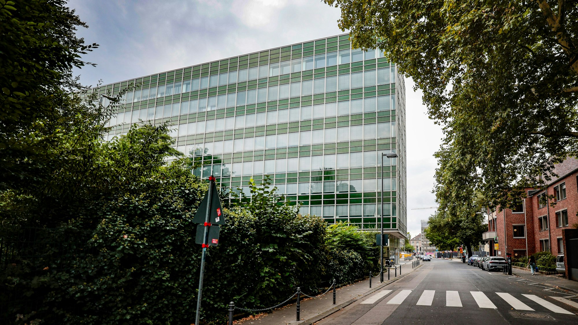 Die Stadt Köln hat die frühere Kaufhof-Zentrale bereits 2022 gemietet. Nach dem Umbau sollen erste Bereiche nun Ende 2026 übergeben werden.