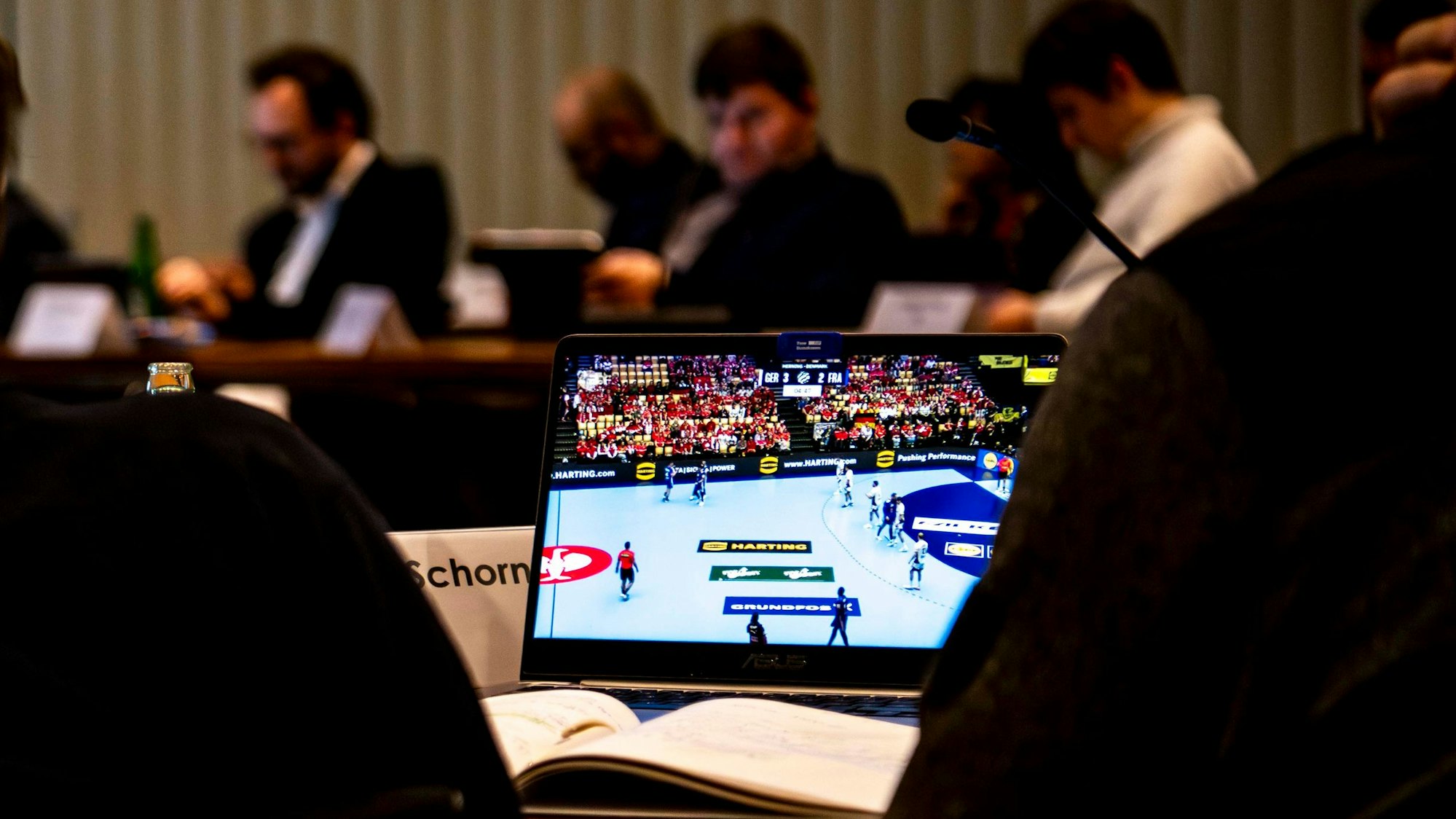 Das Bild zeigt einen Laptop, auf dem die Liveübertragung des Handballspiels Deutschland gegen Frankreich läuft.