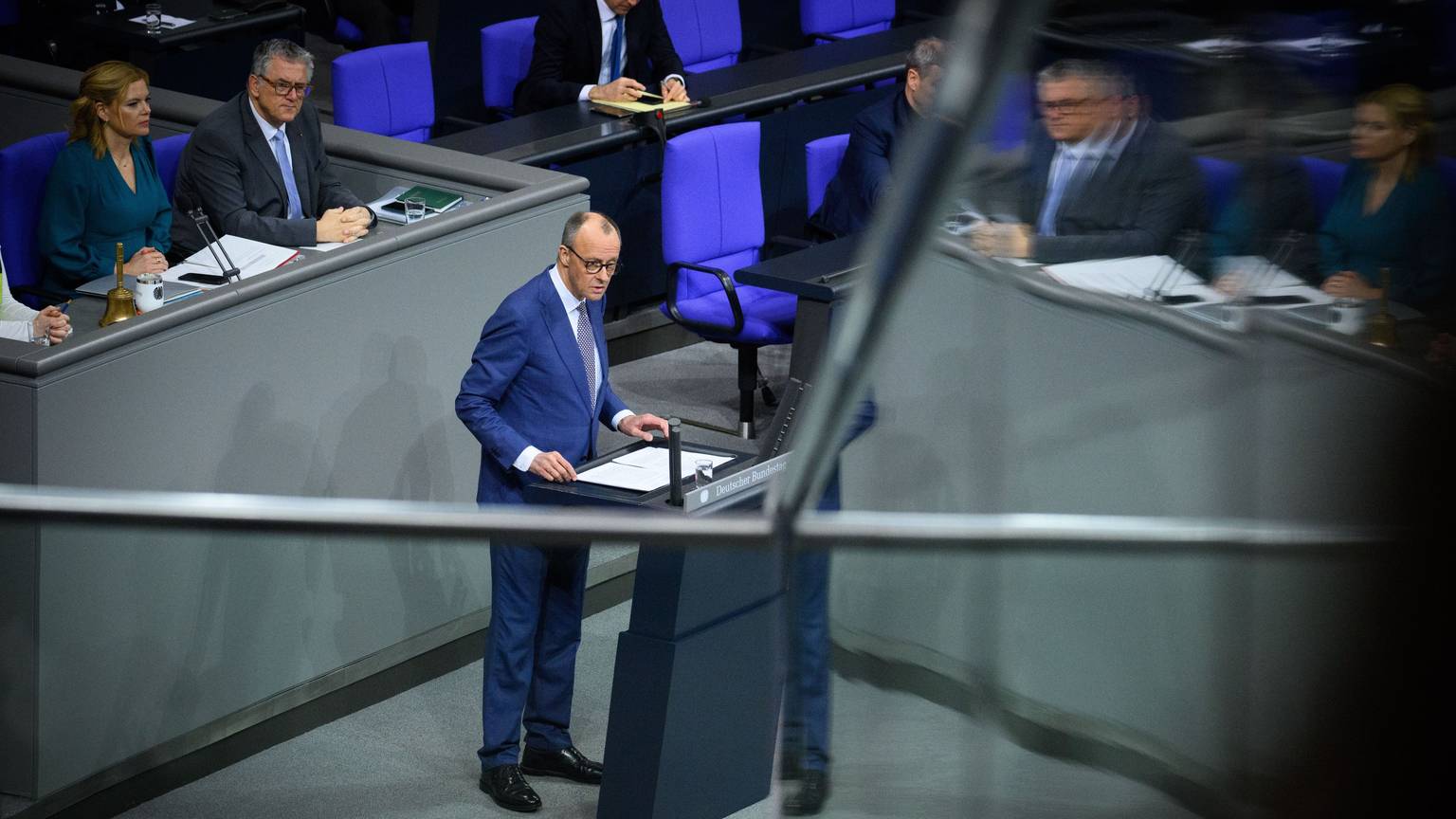 Bundeskanzler Friedrich Merz (CDU) gibt in der 56. Plenarsitzung der 21. Legislaturperiode im Deutschen Bundestag eine Regierungserklärung zur aktuellen außenpolitischen Lage ab.