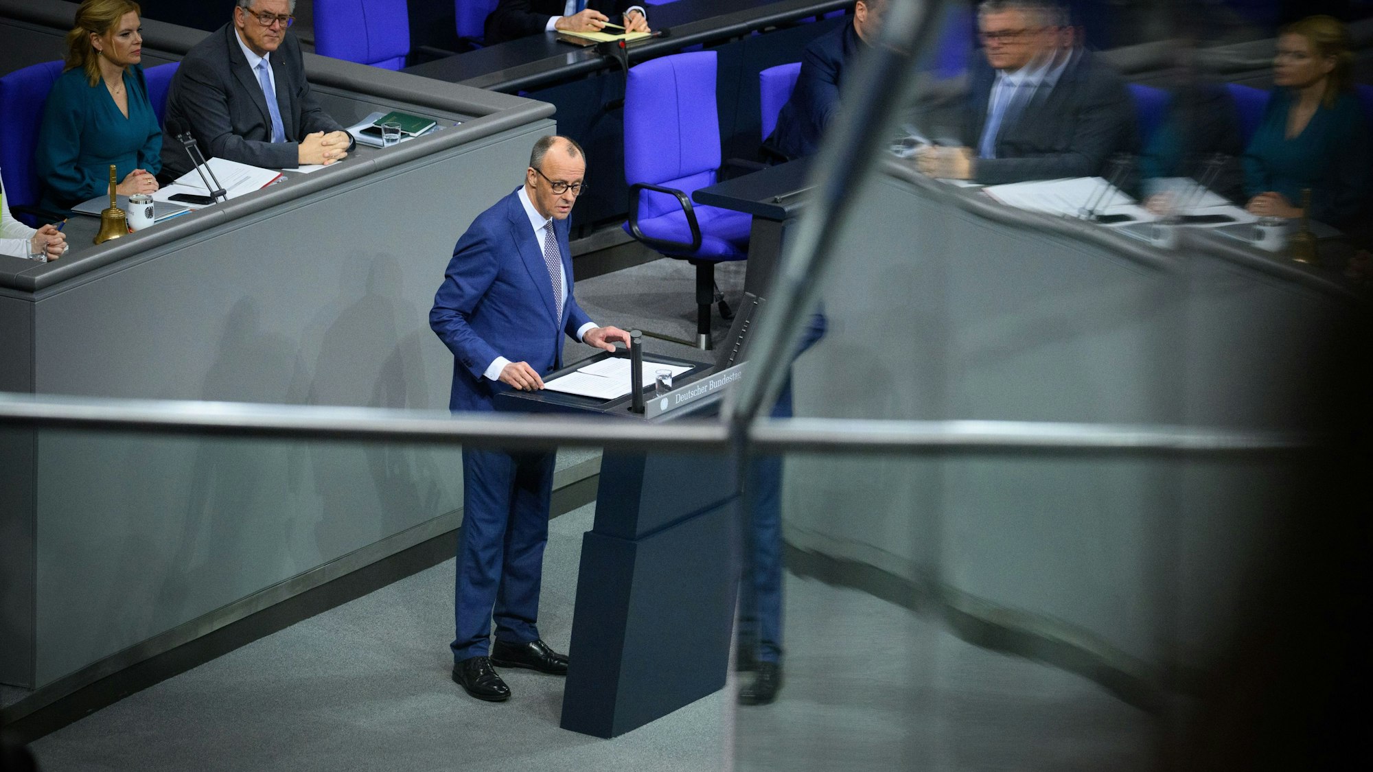 Bundeskanzler Friedrich Merz (CDU) gibt in der 56. Plenarsitzung der 21. Legislaturperiode im Deutschen Bundestag eine Regierungserklärung zur aktuellen außenpolitischen Lage ab.