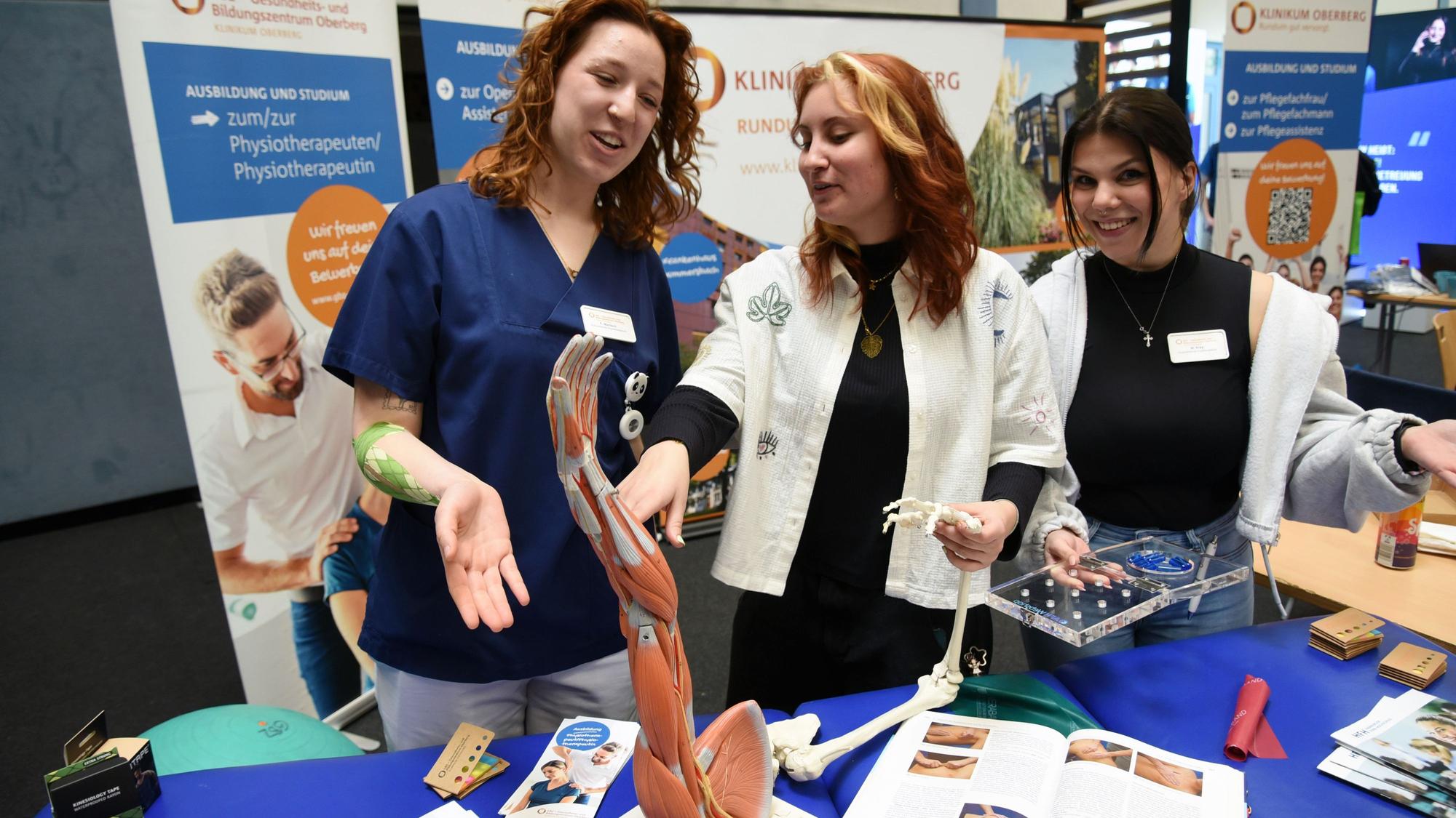 In Waldbröl vertreten ist auch das Klinikum Oberberg mit den Auszubildenden (von links) Felicitas Mantsch (Physiotherapie), Jacqueline Hoffmann sowie Marleen Kray (beide Ergotherapie).