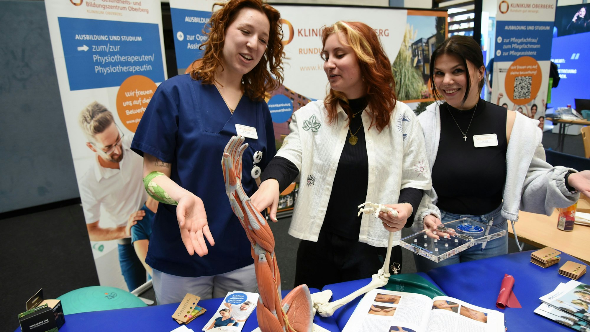 In Waldbröl vertreten ist auch das Klinikum Oberberg mit den Auszubildenden (von links) Felicitas Mantsch (Physiotherapie), Jacqueline Hoffmann sowie Marleen Kray (beide Ergotherapie).