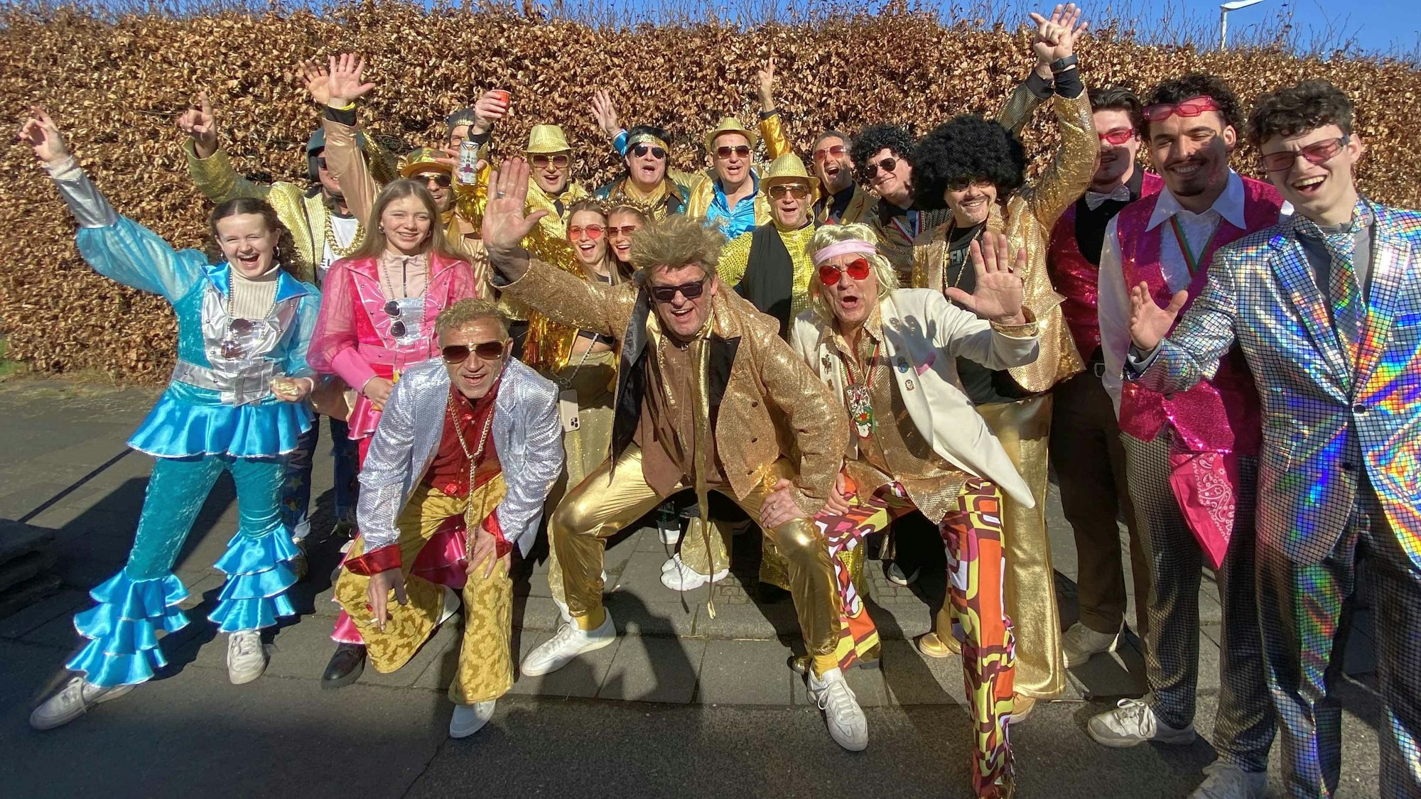 Die 70er-Jahre-Discogänger verbreiten 2025 gute Laune beim Karnevalszug durch Meckenheim.