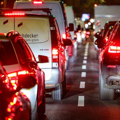 Pendler in NRW verlieren laut Verkehrsindex immer mehr Zeit im Stau. (Symbolbild)