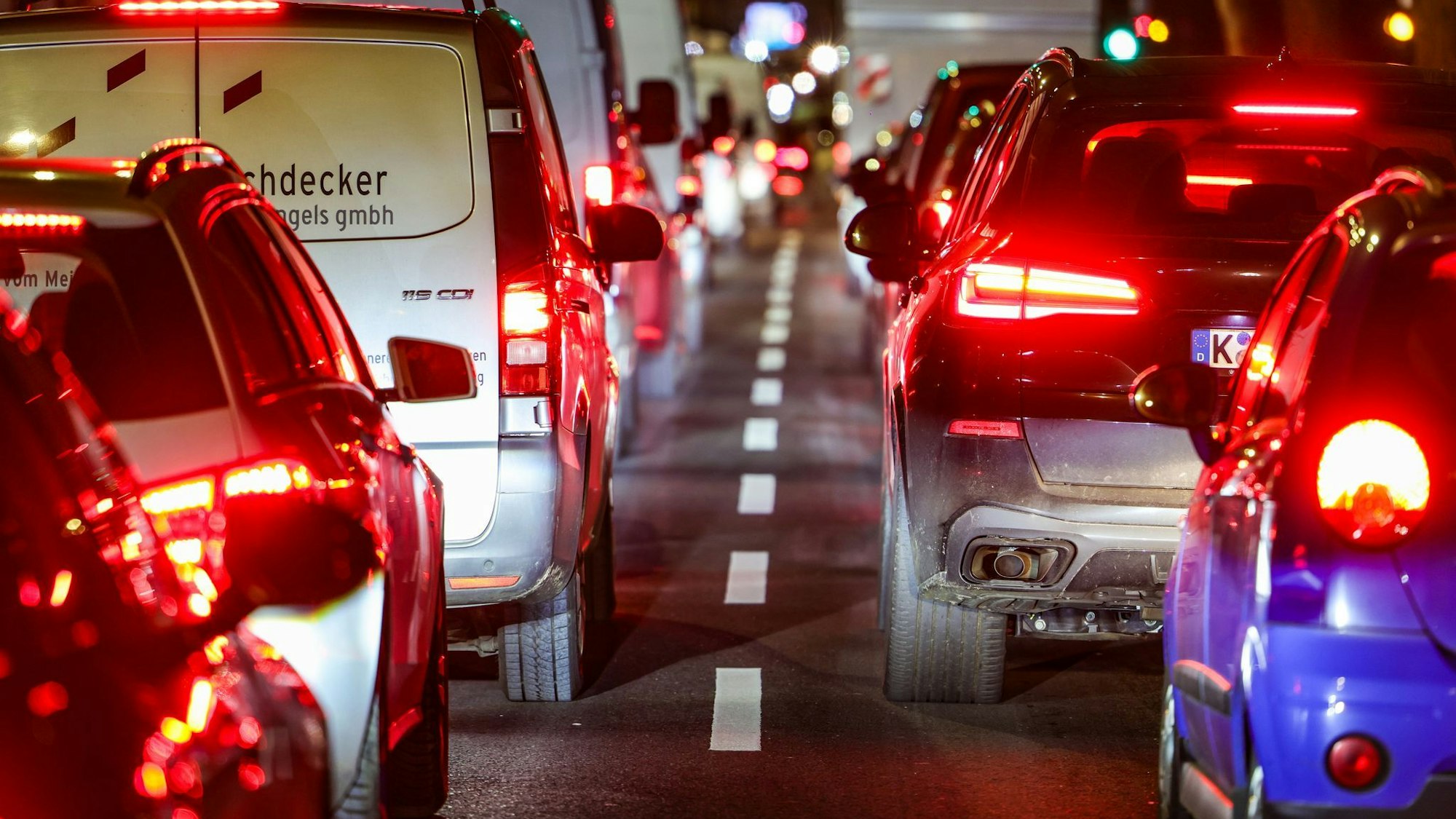 Pendler in NRW verlieren laut Verkehrsindex immer mehr Zeit im Stau. (Symbolbild)