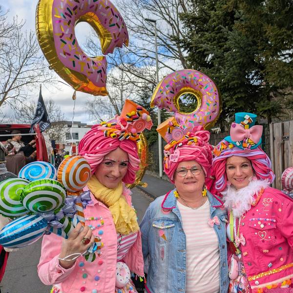 Ein süßes Trio beim Karnevalszug in Roisdorf 2025.
