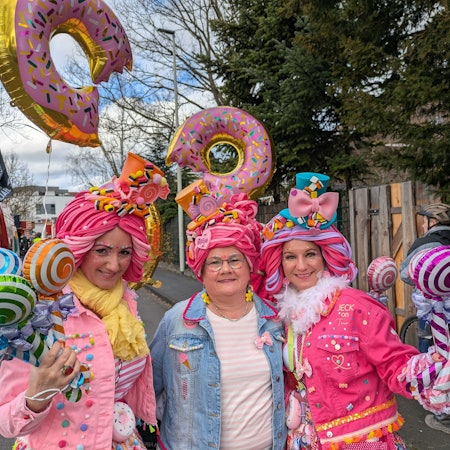 Ein süßes Trio beim Karnevalszug in Roisdorf 2025.