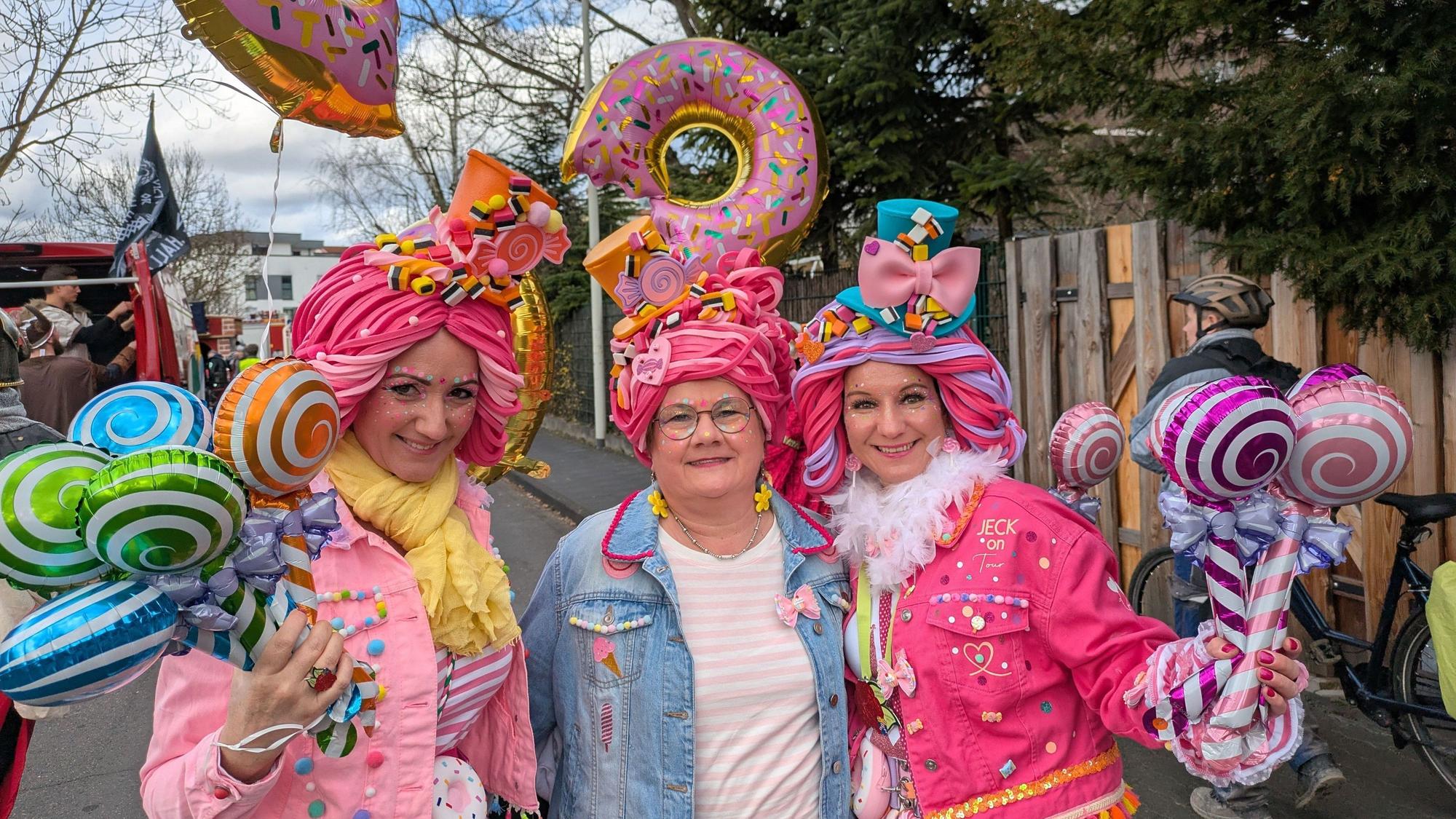 Ein süßes Trio beim Karnevalszug in Roisdorf 2025.