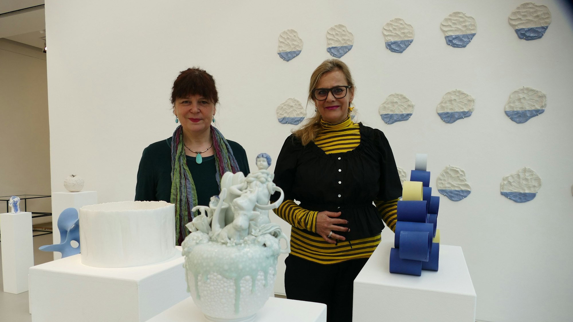 Gundula Gaspary und Ines Rother (re.) freuen sich auf den Beginn der Ausstellung.