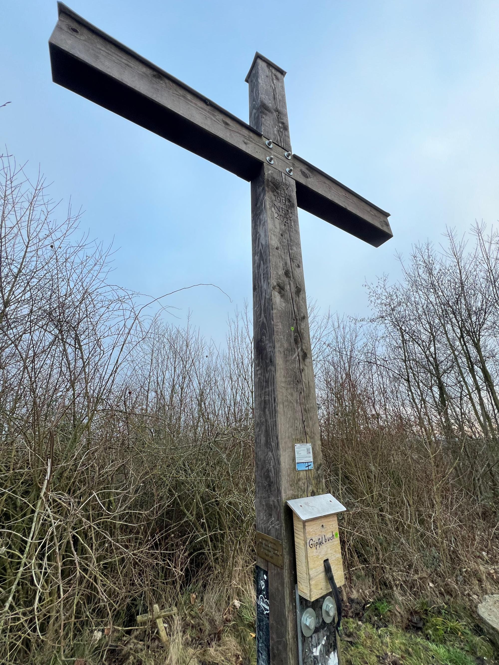Auf dem Foto ist ein Gipfelkreuz zu sehen.