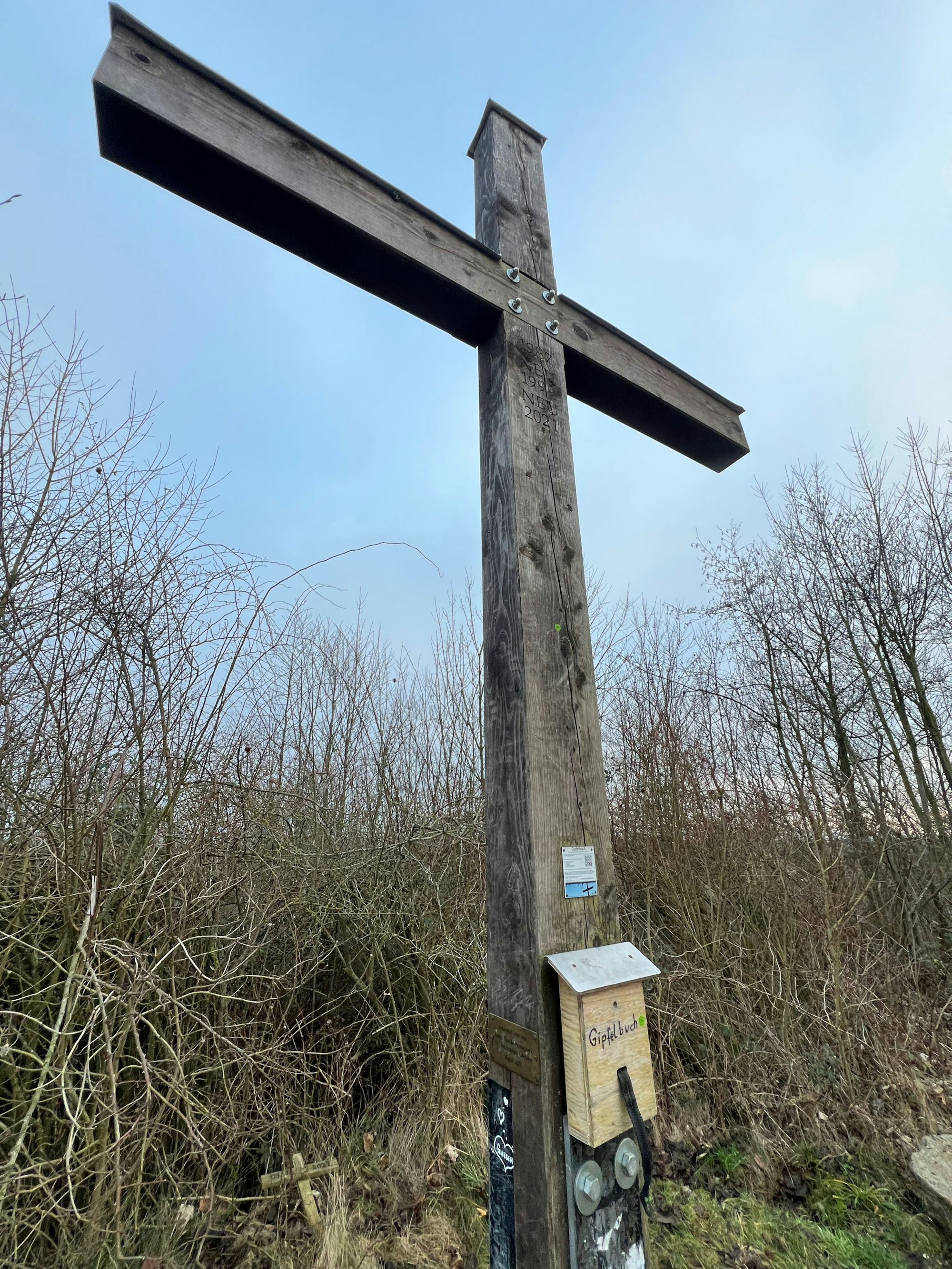 Auf dem Foto ist ein Gipfelkreuz zu sehen.