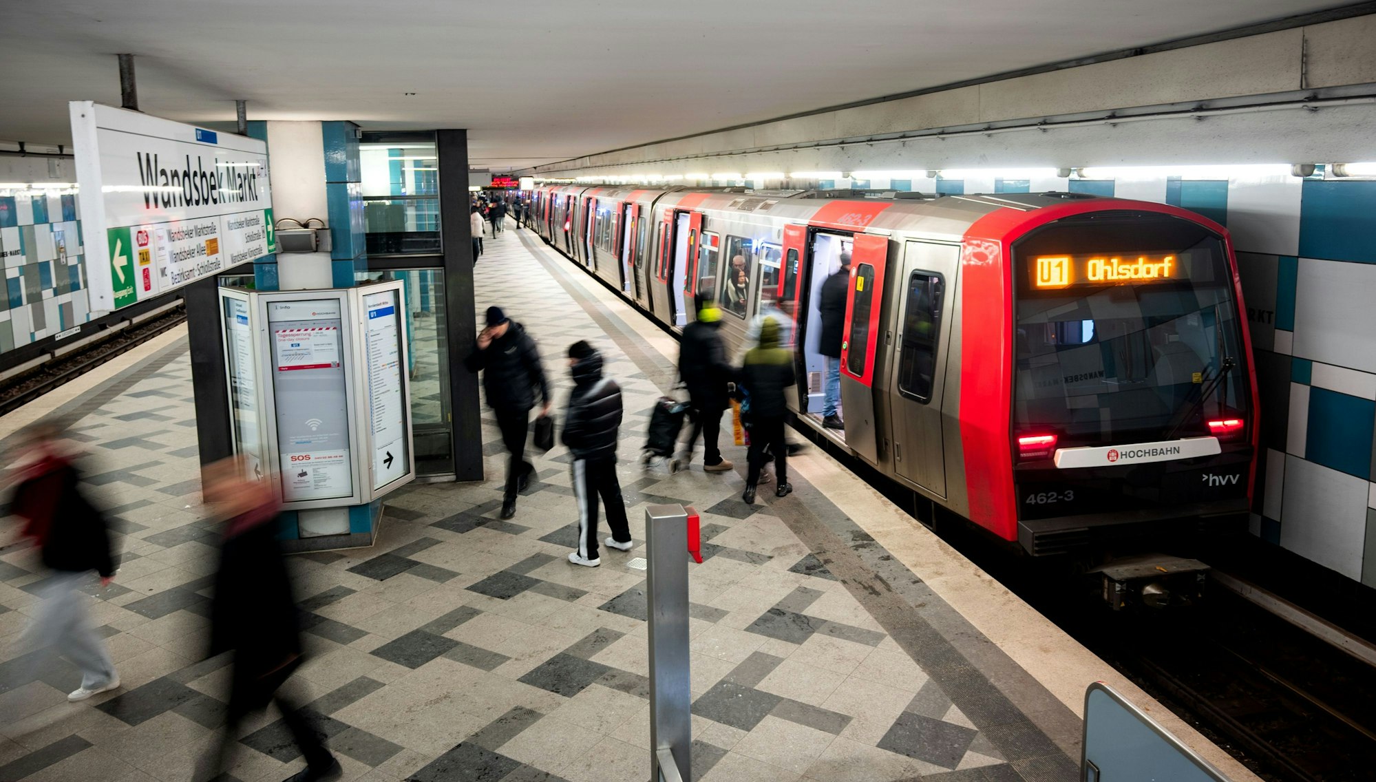 30.01.2026, Hamburg: Eine U-Bahn steht im Bahnhof „Wandsbek-Markt“. Nachdem sich am Vorabend eine Person auf dem Bahnsteig einen anderen Menschen gegriffen und sich mit diesem vor eine einfahrende U-Bahn gestürzt hat, ermittelt die Mordkommission. Foto: Daniel Bockwoldt/dpa +++ dpa-Bildfunk +++