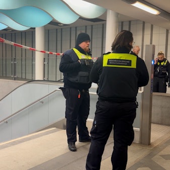 30.01.2026, Hamburg: Einsatzkräfte der Polizei arbeiten am U-Bahnhof Wandsbek Markt. Nachdem in Hamburg zwei Menschen von einer einfahrenden U-Bahn überrollt worden und gestorben sind, ermittelt die Mordkommission. Es bestehe der Verdacht eines Tötungsdeliktes, sagte ein Sprecher der Polizei. Foto: Fabian Höfig/NEWS5/dpa +++ dpa-Bildfunk +++