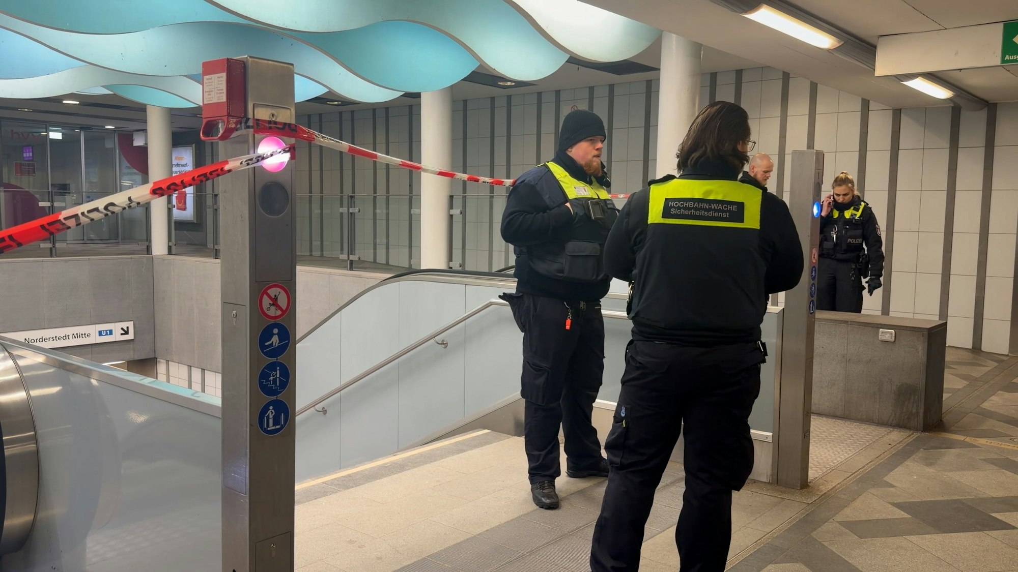 30.01.2026, Hamburg: Einsatzkräfte der Polizei arbeiten am U-Bahnhof Wandsbek Markt. Nachdem in Hamburg zwei Menschen von einer einfahrenden U-Bahn überrollt worden und gestorben sind, ermittelt die Mordkommission. Es bestehe der Verdacht eines Tötungsdeliktes, sagte ein Sprecher der Polizei. Foto: Fabian Höfig/NEWS5/dpa +++ dpa-Bildfunk +++
