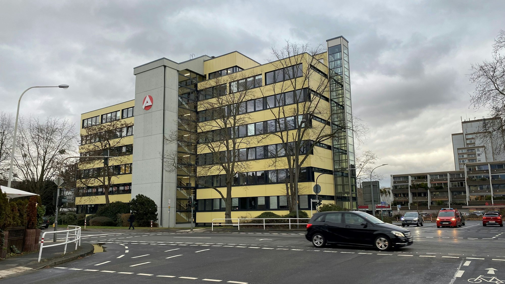 Zu sehen ist das Gebäude der Agentur für Arbeit in Brühl.