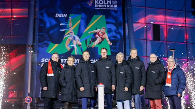Zu sehen sind Sportlerinnen, Sportler und Funktionäre bei der Werbung für Olympia in Köln.