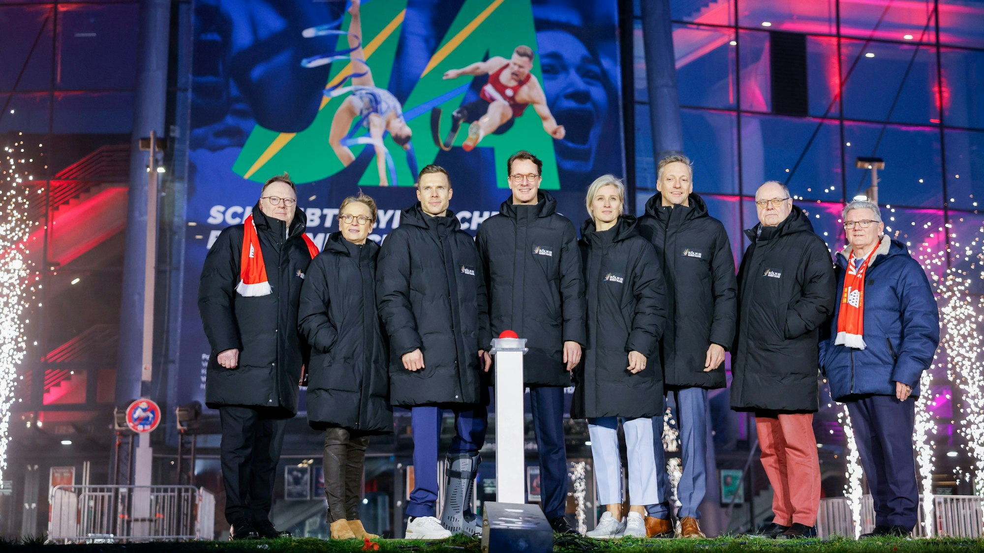 Zu sehen sind Sportlerinnen, Sportler und Funktionäre bei der Werbung für Olympia in Köln.