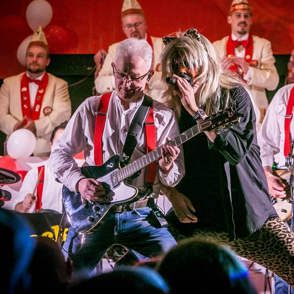 Zu sehen ist der Auftritt einer Band im Karneval