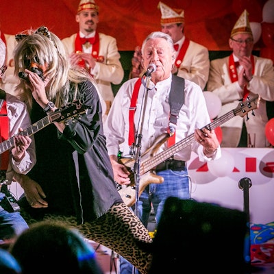 Zu sehen ist der Auftritt einer Band im Karneval