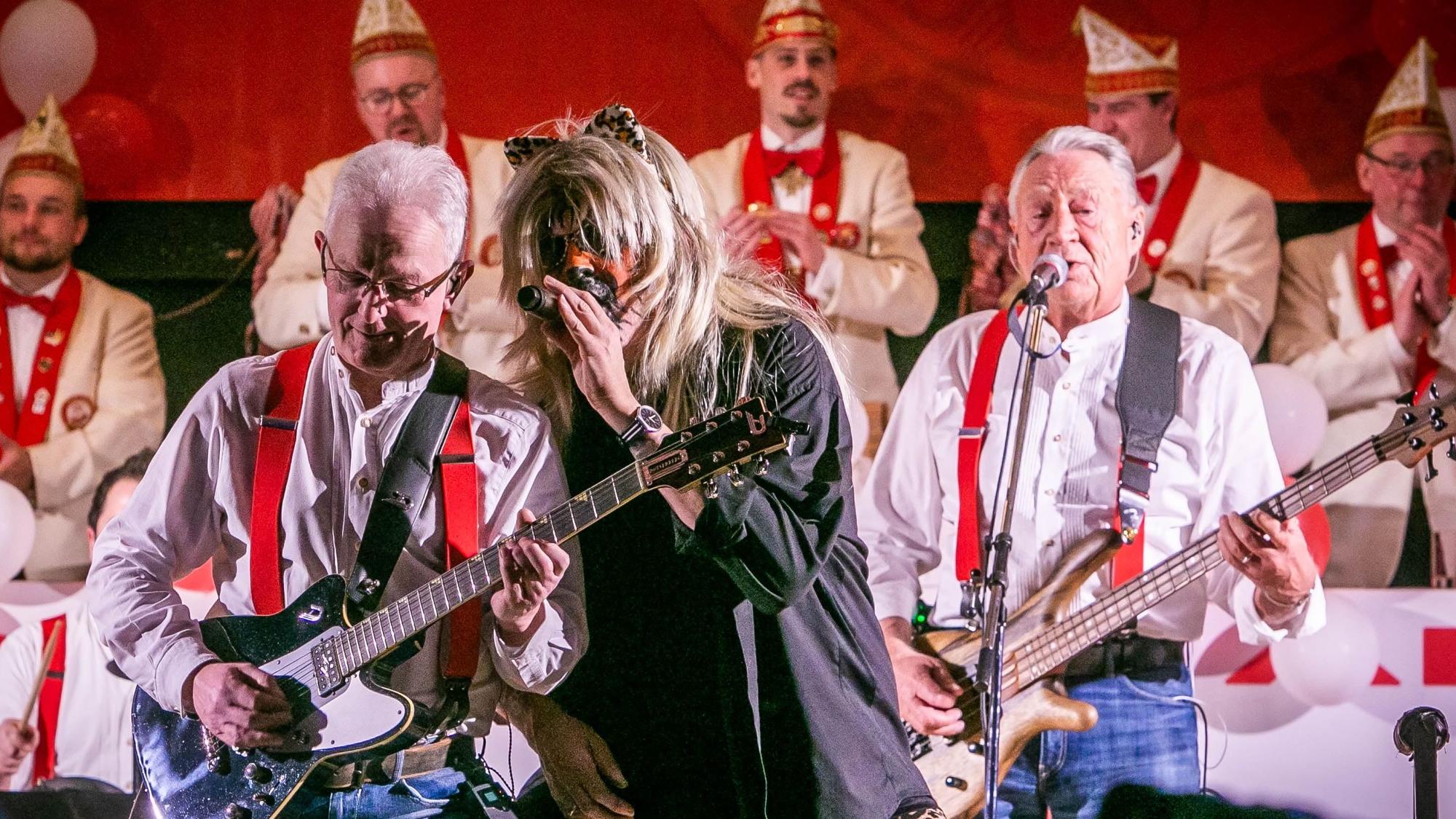 Zu sehen ist der Auftritt einer Band im Karneval