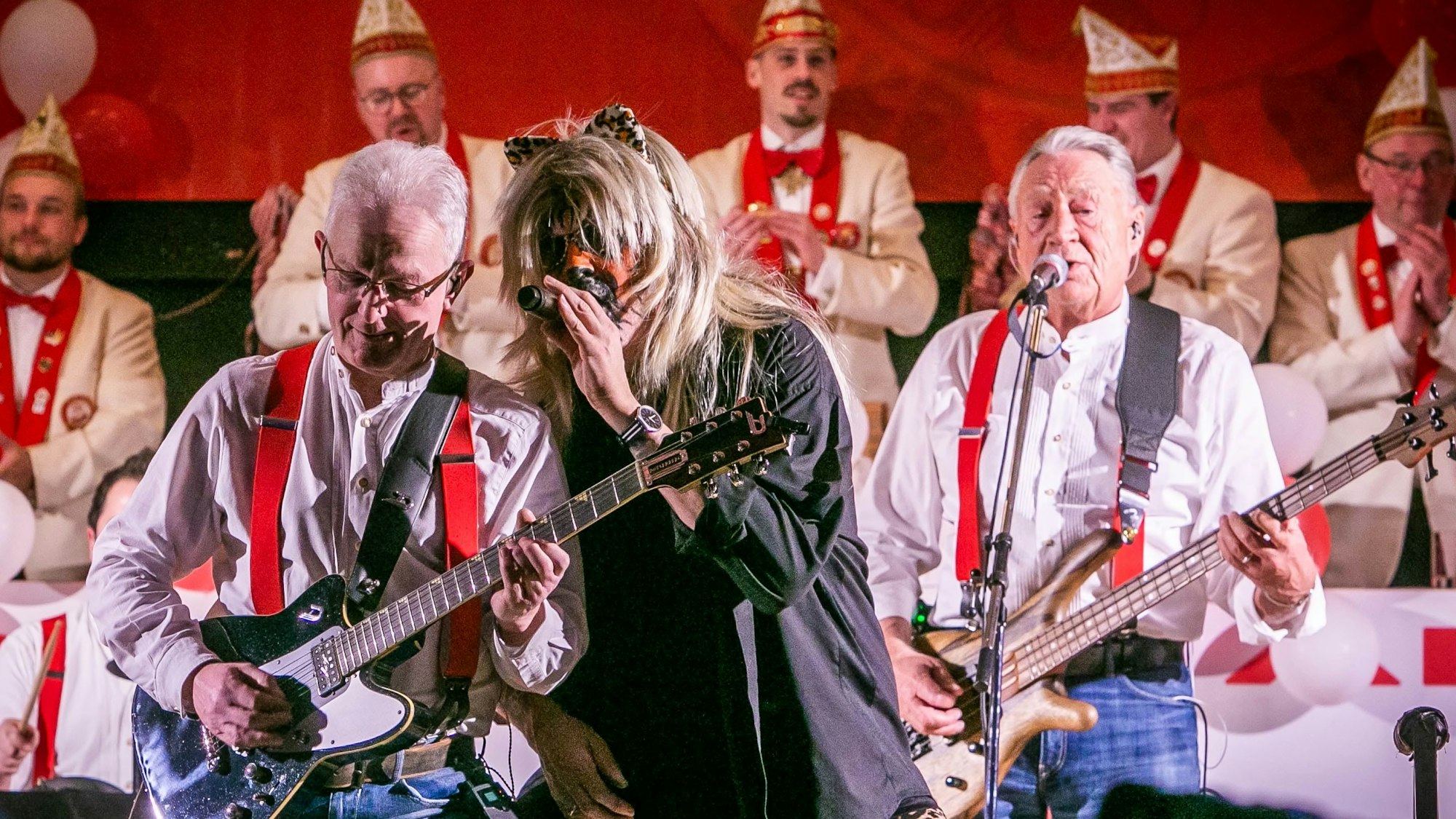 Zu sehen ist der Auftritt einer Band im Karneval