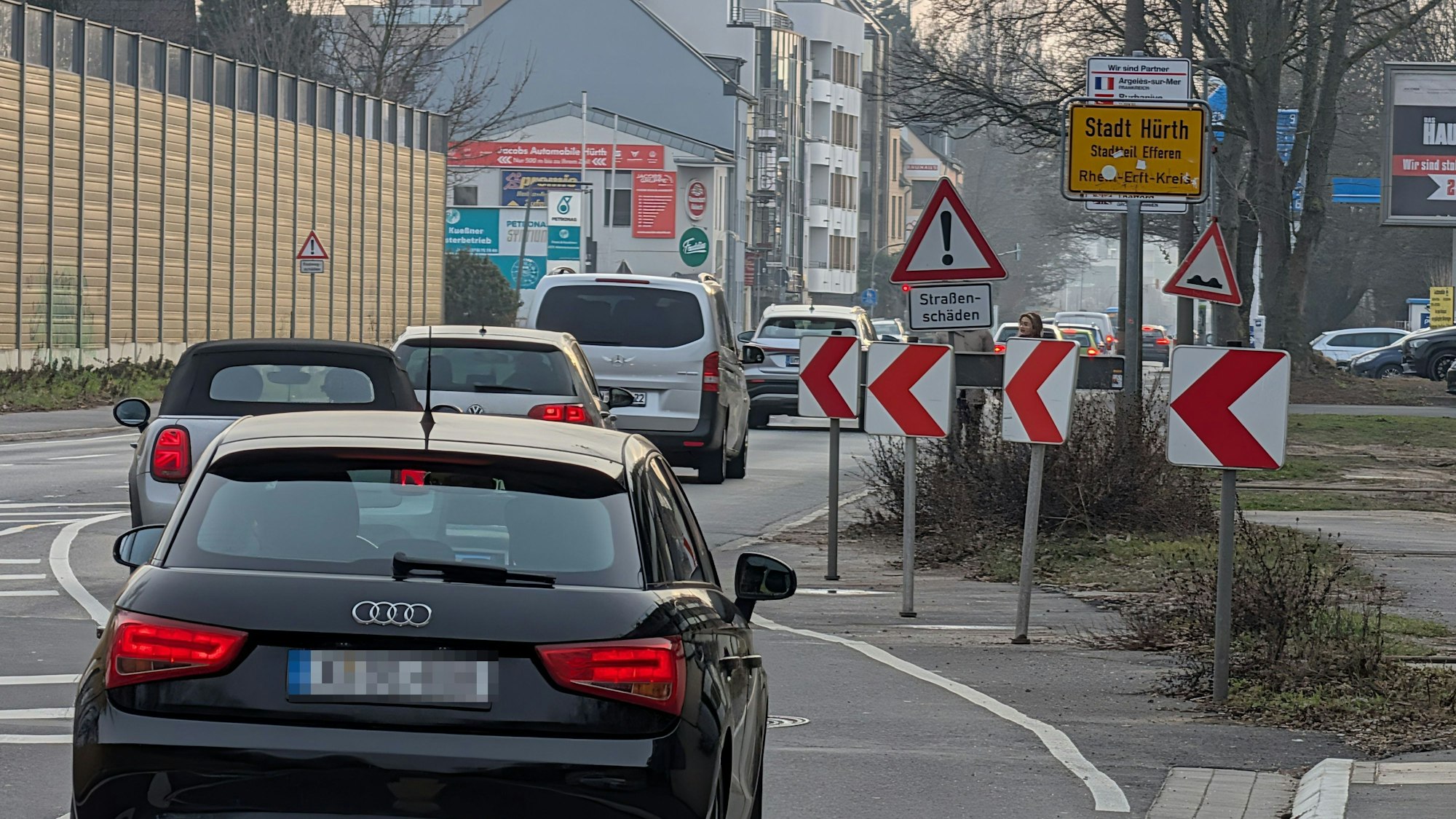 Das Foto zeigt das Nadelöhr am Ortseingang von Efferen aus Richtung Köln.