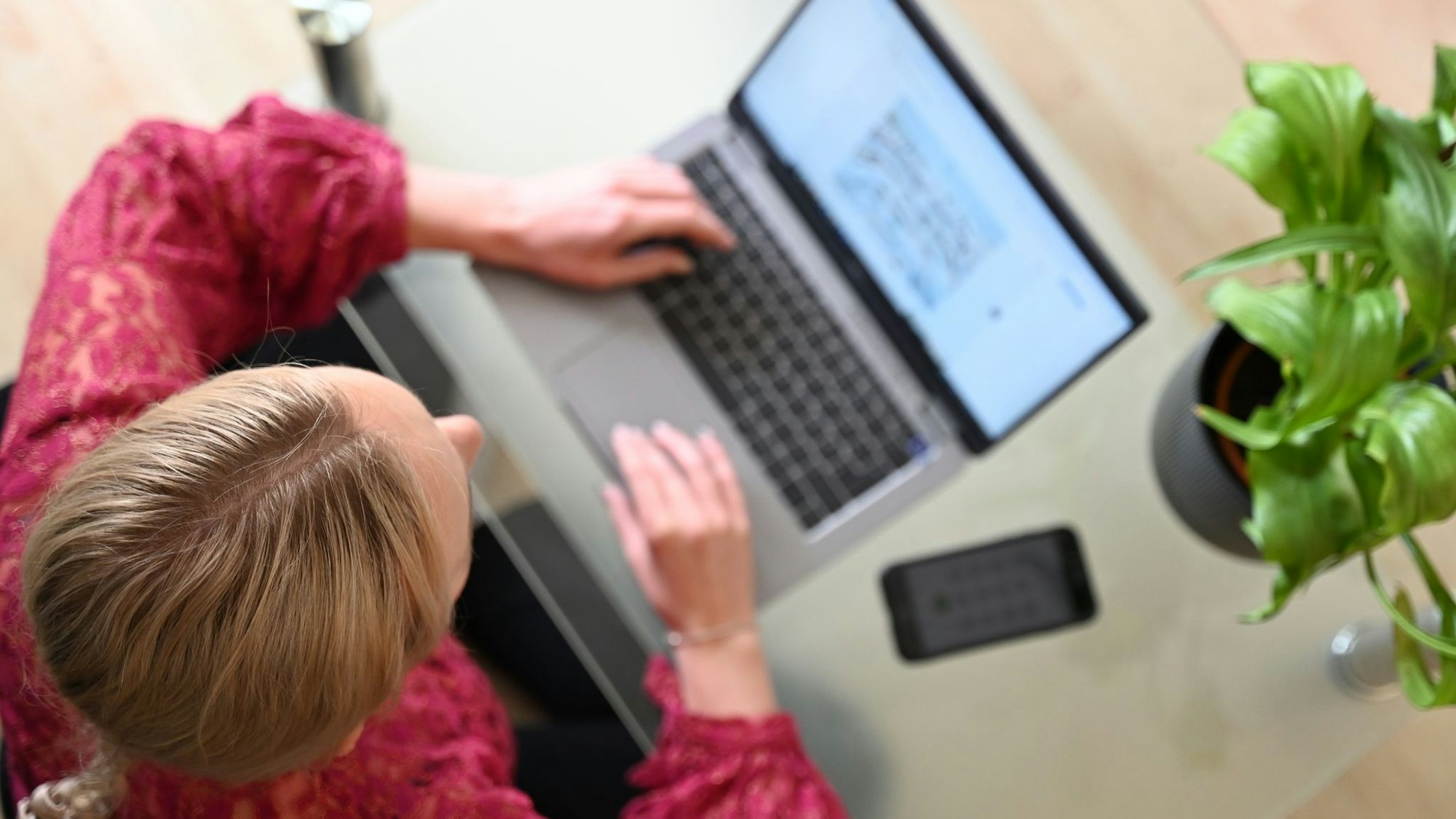 Wer im Internet Verträge abschließt, soll diese künftig einfacher wieder stornieren können. (Symbolbild)