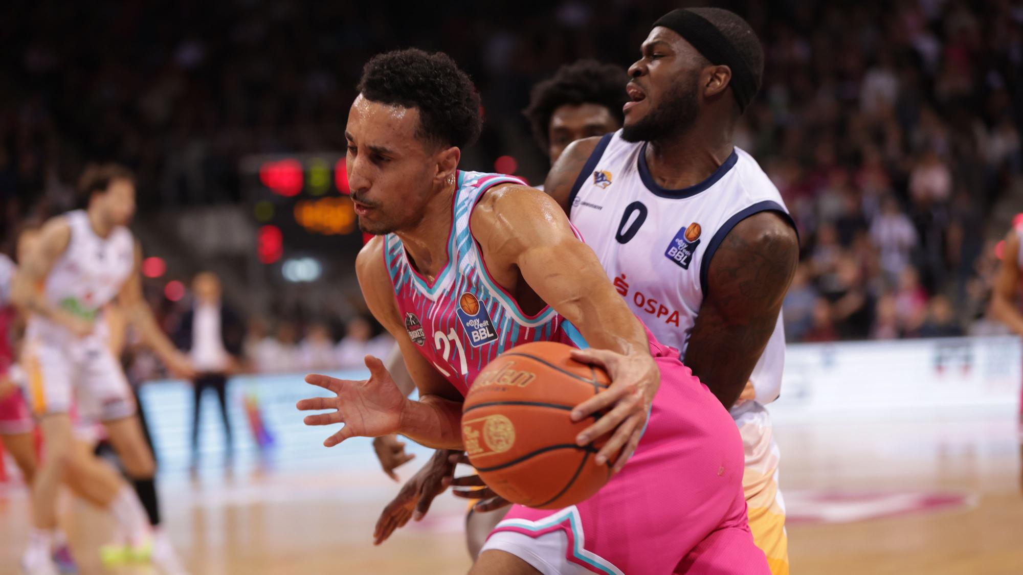 Platzt bei Bonns Joel Aminu (links) der Knoten? Hier zieht er am Rostocker TJ Crockett Jr. vorbei.