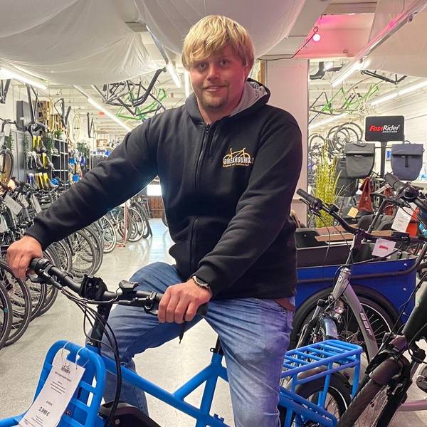 Zu sehen Sebastian Voiß, der auf einem Fahrrad sitzt.