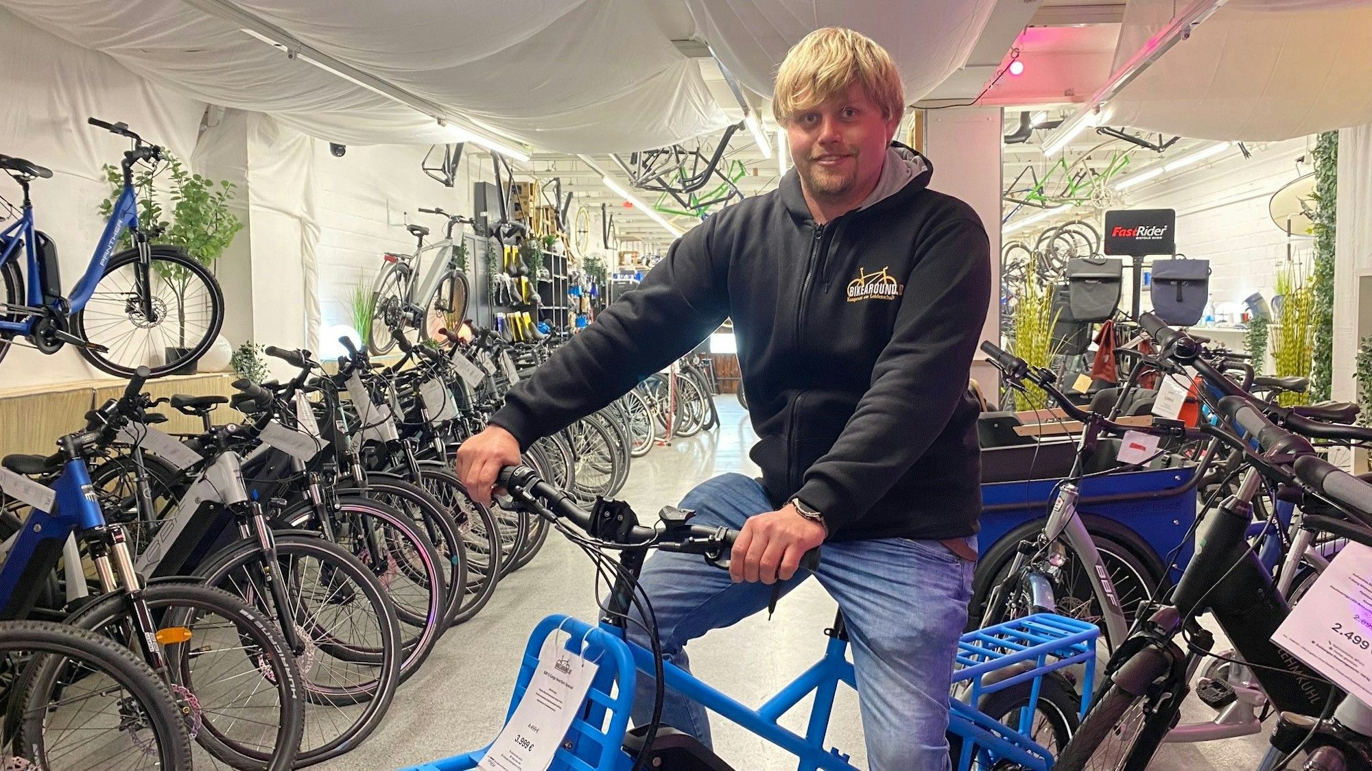 Zu sehen Sebastian Voiß, der auf einem Fahrrad sitzt.