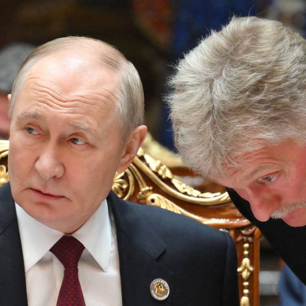 Russlands Präsident Wladimir Putin (l.) spricht mit Kremlsprecher Dmitri Peskow. (Archivbild)