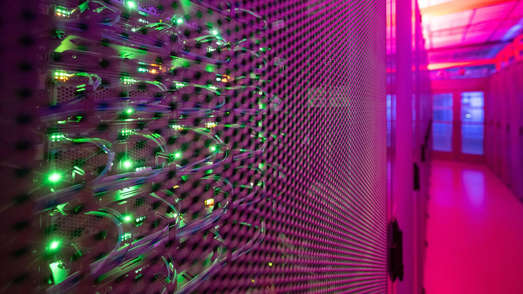LEDs leuchten in einem Serverschrank in einem Rechenzentrum. Die Vereinigten Staaten liegen im weltweiten Wettlauf um Künstliche Intelligenz (KI) deutlich an der Spitze.