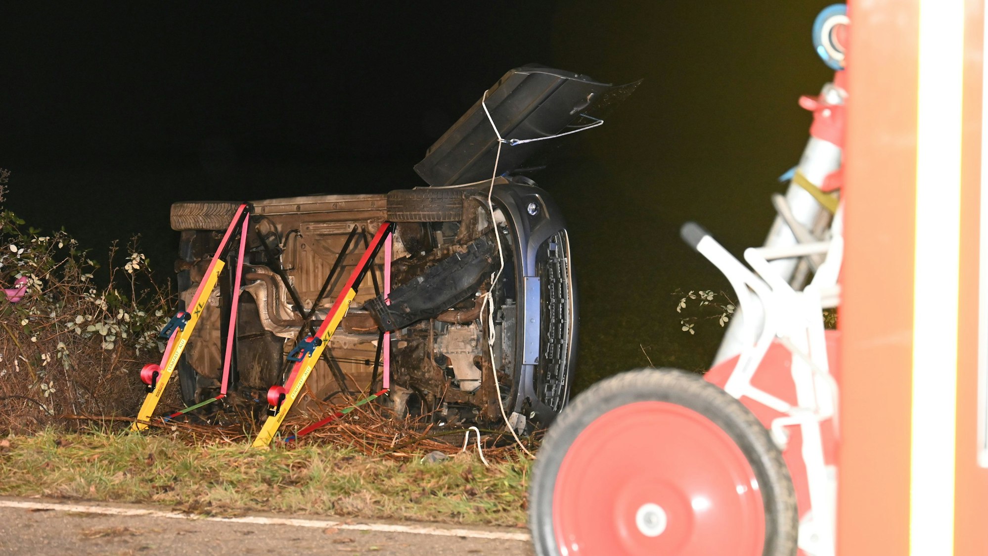 Auf der K24 zwischen Pulheim und Rommerskirchen ist eine Frau bei einem Unfall schwer verletzt worden.