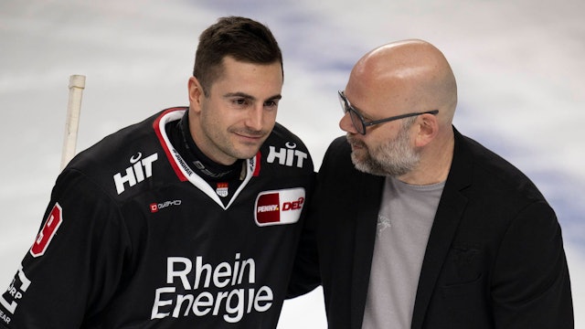 Haie-Geschäftsführer Philipp Walter (r.) ehrt Maxi Kammerer für sein 500. DEL-Spiel.