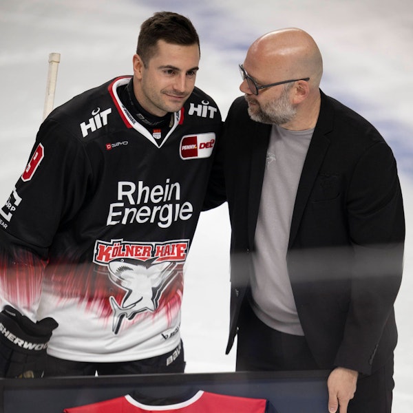 Haie-Geschäftsführer Philipp Walter (r.) ehrt Maxi Kammerer für sein 500. DEL-Spiel.