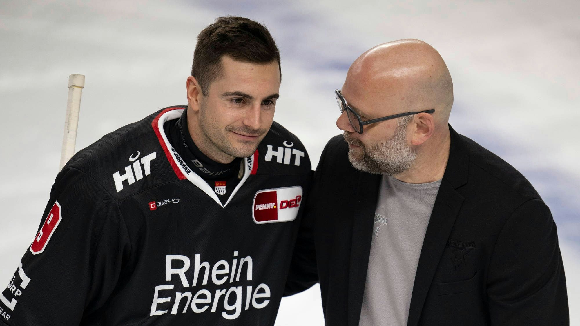 Haie-Geschäftsführer Philipp Walter (r.) ehrt Maxi Kammerer für sein 500. DEL-Spiel.