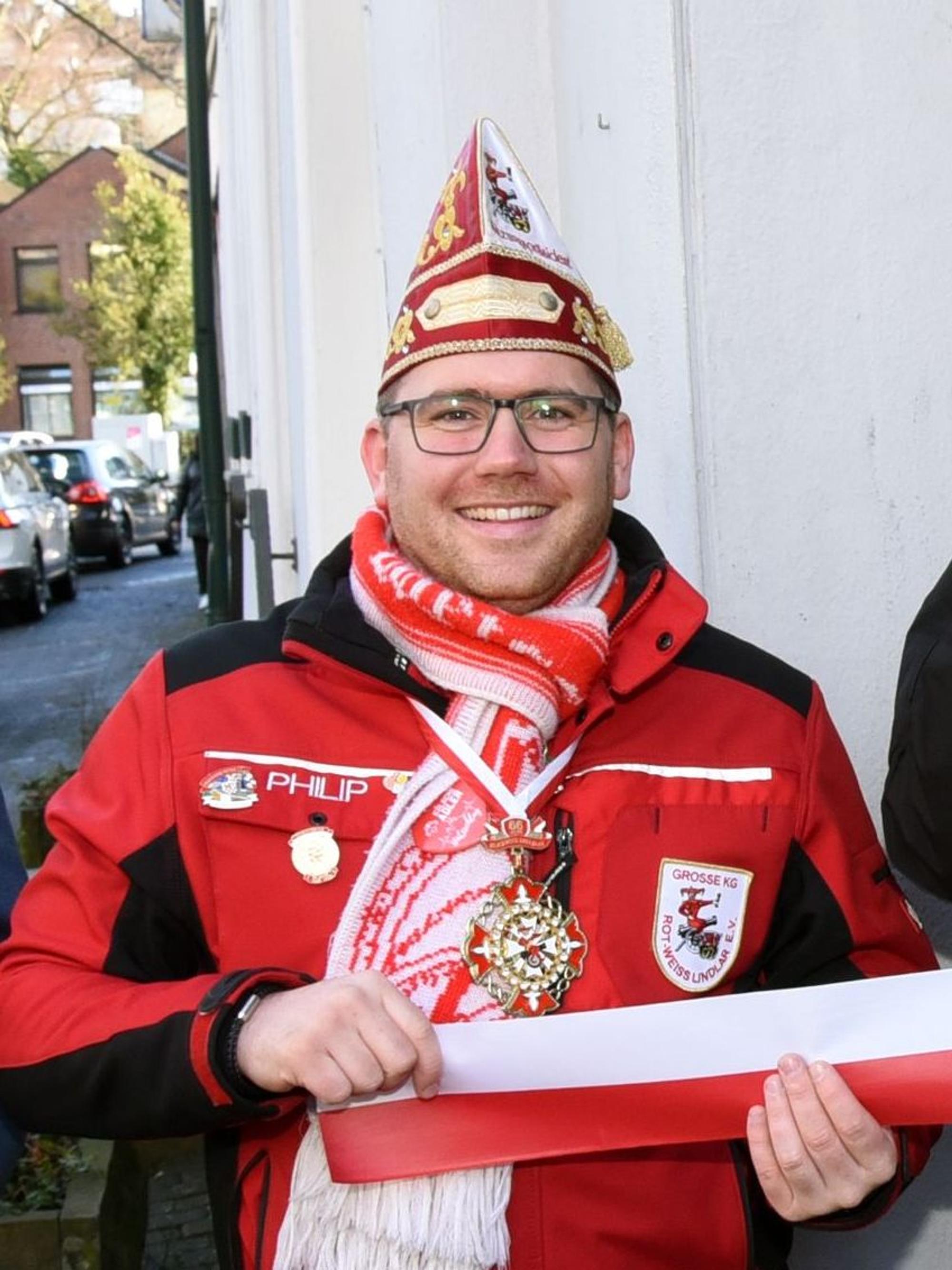 Zu sehen ist der Präsident einer Karnevalsgesellschaft Rot-Weiß.